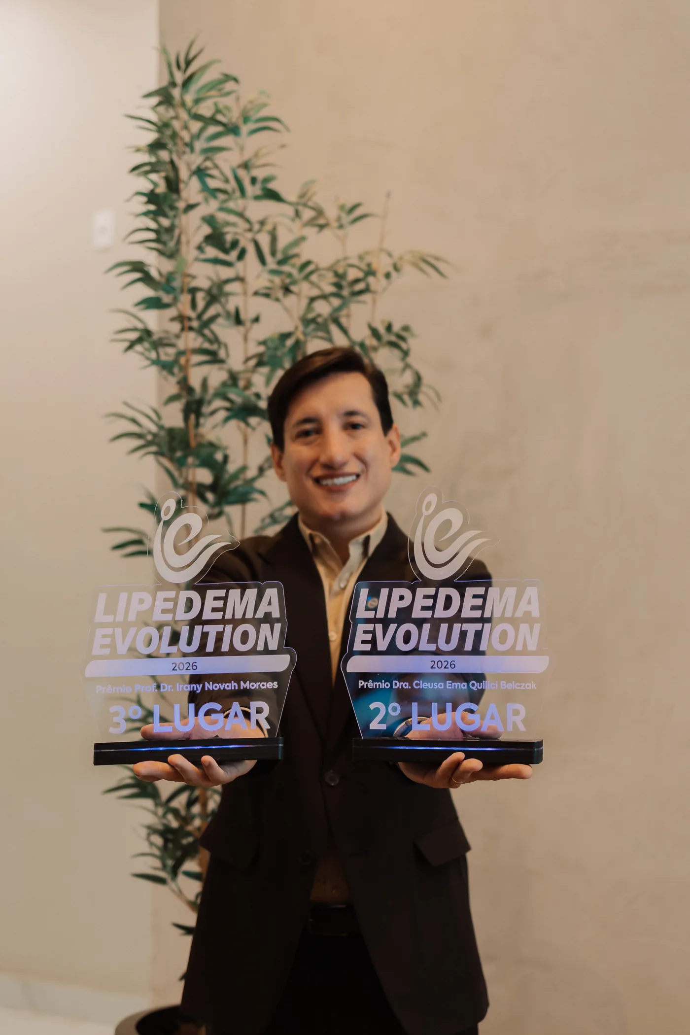Dr. Diego Torrico com as premiações de pesquisa científica do Congresso Lipedema Evolution