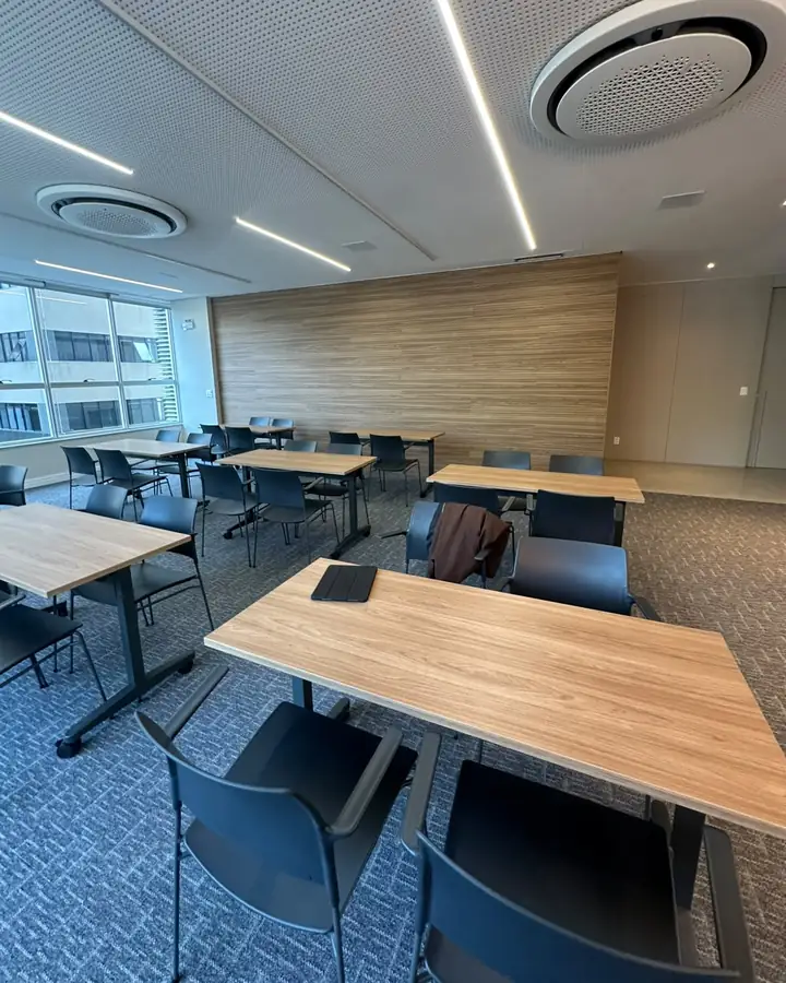 Sala vista do outro lado, com painel de madeira ao fundo e forro acústico