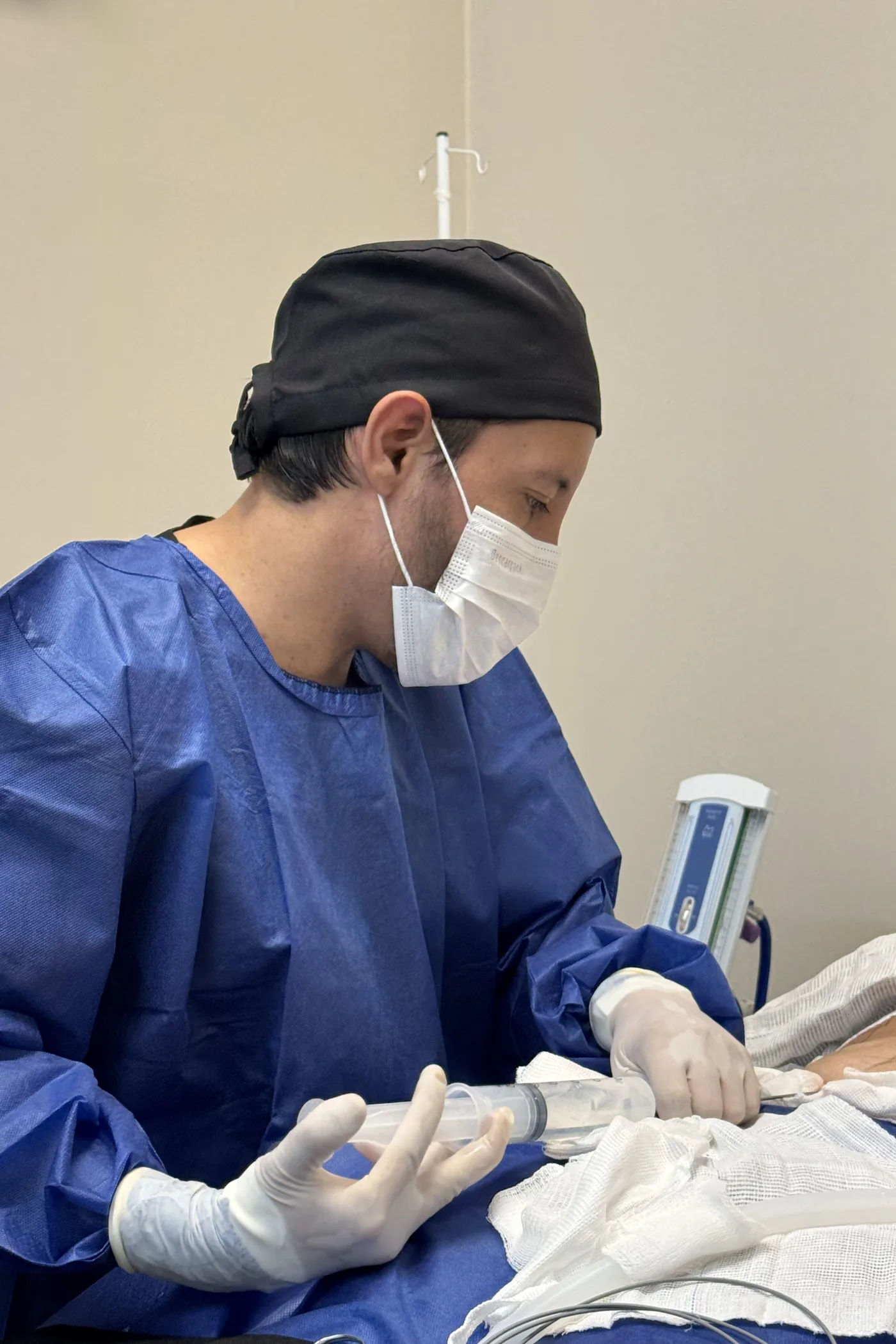 Dr. Sérgio Torrico em procedimento guiado por imagem