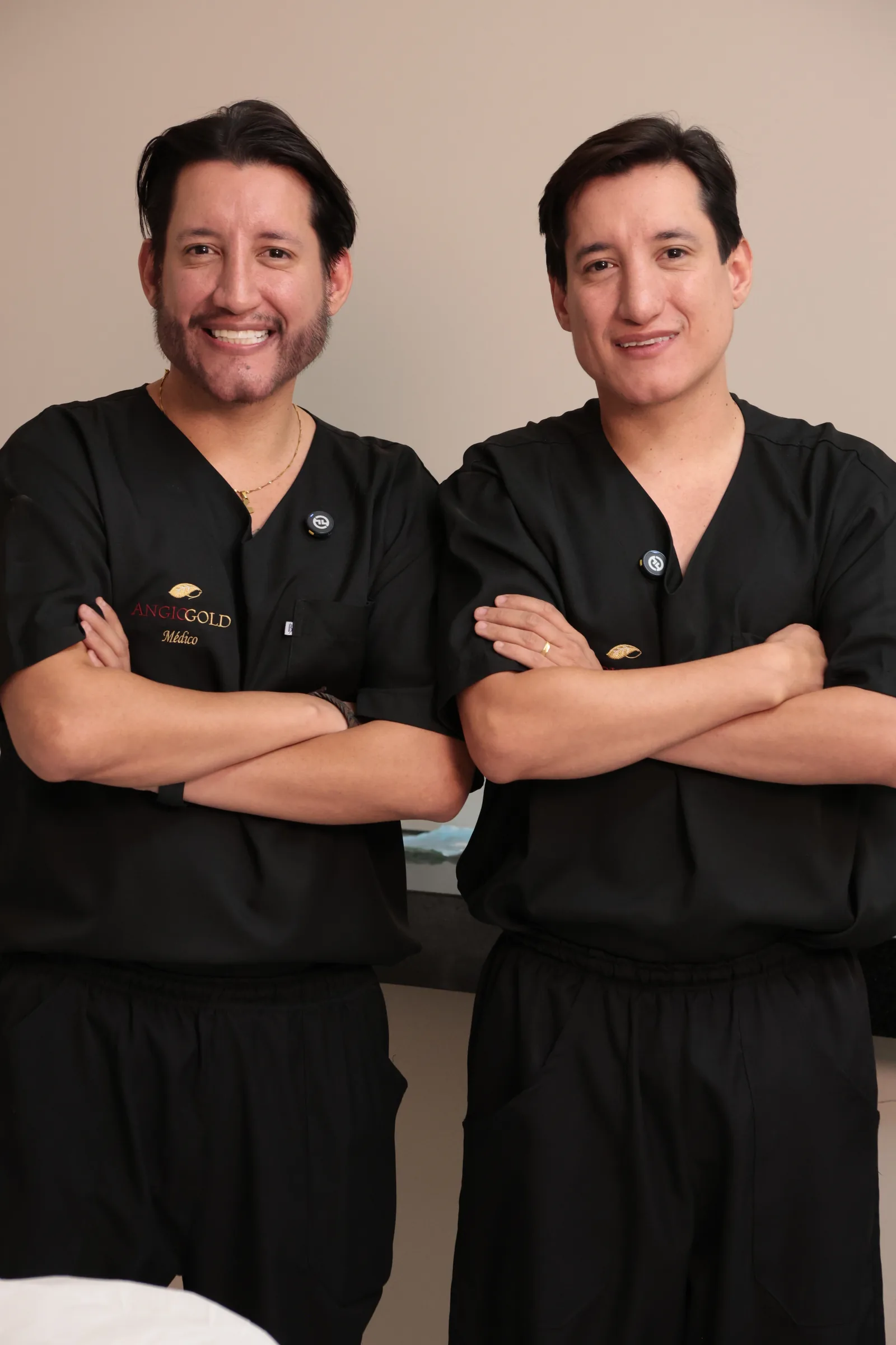 Dr. Sérgio Torrico, à esquerda, e Dr. Diego Torrico, à direita, no Instituto AngioGold